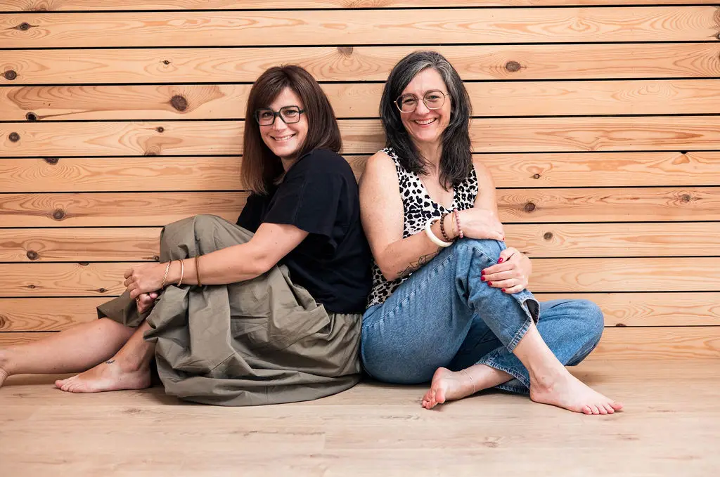 Sophie et Julie, doulas de So Cocoon, dos à dos dans leur cocon de bois